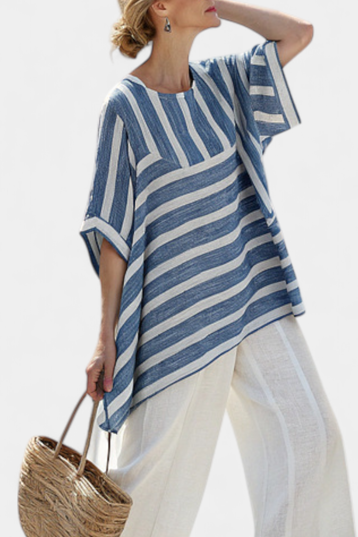 Ornella – blusa azul sofisticada a rayas y pantalones con detalles en el fondo