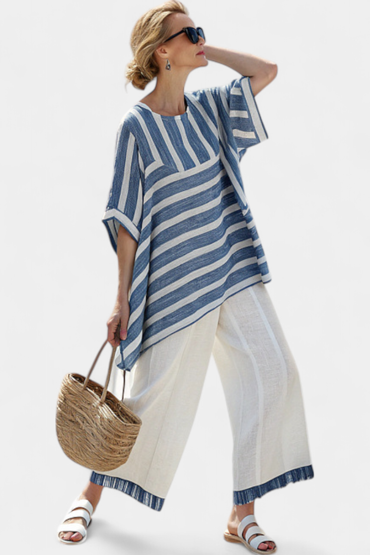 Ornella – blusa azul sofisticada a rayas y pantalones con detalles en el fondo